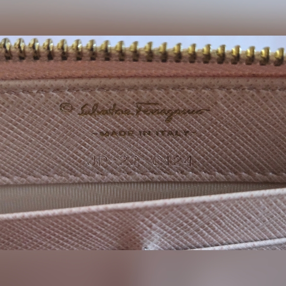 Salvatore Ferragamo Miss Vara Bow 3/4 Zip Leather Wallet - Picture 12 of 16